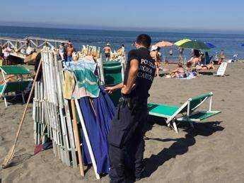 Ostia, occupa spiaggia libera con ombrelloni e sdraio a noleggio: denunciato Ostia, occupa spiaggia libera con ombrelloni e sdraio a noleggio: denunciato
