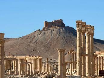 Siria, distrutta dall'Is la facciata del teatro romano di Palmira Siria, distrutta dall'Is la facciata del teatro romano di Palmira