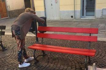 Violenza su donne, in Toscana arrivano le panchine rosse 'd'autore' Violenza su donne, in Toscana arrivano le panchine rosse 'd'autore'