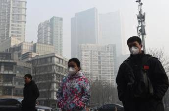Pechino, scatta di nuovo l'allarme rosso per smog /Foto Pechino, scatta di nuovo l'allarme rosso per smog /Foto