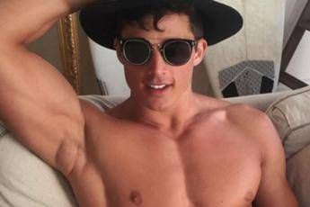 Pietro Boselli, da sexy insegnante di matematica a modello per Armani /Guarda Pietro Boselli, da sexy insegnante di matematica a modello per Armani /Guarda