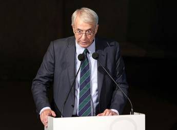 Pisapia: All'Italia servono 200.000 migranti ogni anno Pisapia: All'Italia servono 200.000 migranti ogni anno