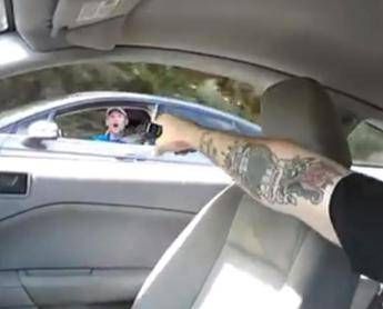 Lite al volante e spunta una pistola /Video Lite al volante e spunta una pistola /Video