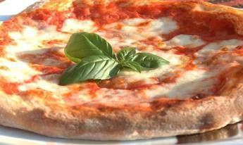 La amo e non mi tradirà mai, 22enne sposa una pizza La amo e non mi tradirà mai, 22enne sposa una pizza