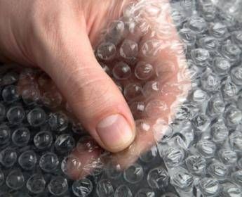 'Polizia? C'è una sparatoria', ma è solo plastica a bolle che scoppia 'Polizia? C'è una sparatoria', ma è solo plastica a bolle che scoppia