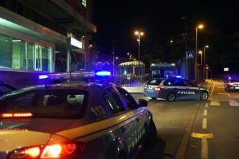 Tenta di uccidere con l'auto i poliziotti che lo trovano ubriaco Tenta di uccidere con l'auto i poliziotti che lo trovano ubriaco