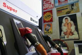 Benzina e diesel stabili alla pompa, ma risalgono i listini internazionali Benzina e diesel stabili alla pompa, ma risalgono i listini internazionali