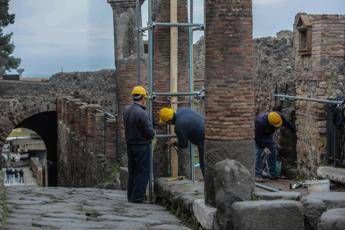 Pompei, turista fa cadere una colonna Pompei, turista fa cadere una colonna