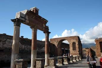 Pompei, turista scivola e fa cadere colonna Pompei, turista scivola e fa cadere colonna