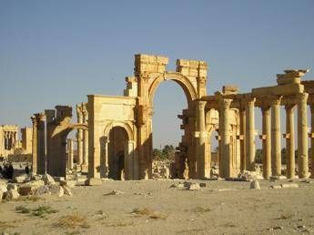 Palmira nel mirino dell'Is, distrutto l'Arco di Trionfo /Foto Palmira nel mirino dell'Is, distrutto l'Arco di Trionfo /Foto