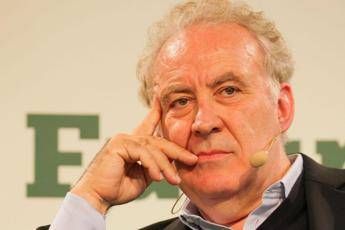 Santoro: Torno su Rai3 contro il kamasutra dei politici nei talk Santoro: Torno su Rai3 contro il kamasutra dei politici nei talk