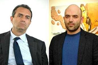 Napoli, De Magistris a Saviano: Mai visto con noi contro i clan Napoli, De Magistris a Saviano: Mai visto con noi contro i clan