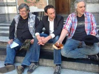 Genova, il sindaco di Savignone chiede l'elemosina per protesta: Ingiusta la ripartizione dell'Imu Genova, il sindaco di Savignone chiede l'elemosina per protesta: Ingiusta la ripartizione dell'Imu