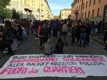 Milano, cariche e scontri per lo sgombero dei centri sociali al Corvetto Milano, cariche e scontri per lo sgombero dei centri sociali al Corvetto