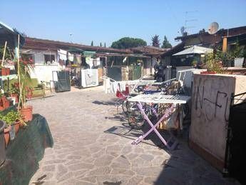Roma, vigili sgomberano stabile occupato all'Infernetto Roma, vigili sgomberano stabile occupato all'Infernetto