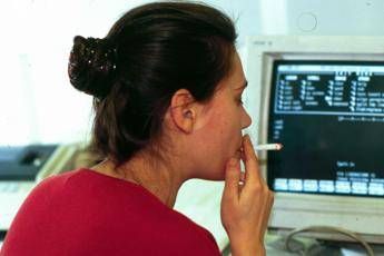 Licenziato chi è beccato a fumare in azienda Licenziato chi è beccato a fumare in azienda