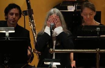 Cerimonia Nobel senza Dylan, Patti Smith canta e si commuove /Video Cerimonia Nobel senza Dylan, Patti Smith canta e si commuove /Video