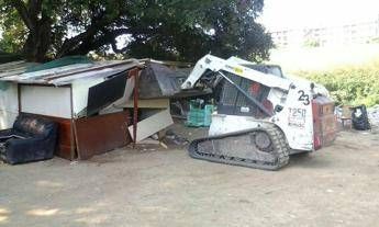Roma, ruspe in azione: sgomberati insediamenti abusivi zona Boccea-Torrevecchia Roma, ruspe in azione: sgomberati insediamenti abusivi zona Boccea-Torrevecchia