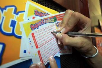 Superenalotto, nessun '6' né '5+': jackpot a 121,9 mln Superenalotto, nessun '6' né '5+': jackpot a 121,9 mln