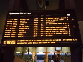 Trenord, forti ritardi tra Milano e Varese per guasto a treno Trenord, forti ritardi tra Milano e Varese per guasto a treno