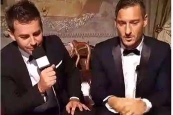 Come te nessuno mai, Totti festeggiato dai tifosi in diretta Fb /Video Come te nessuno mai, Totti festeggiato dai tifosi in diretta Fb /Video