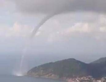 Salerno, la tromba d'aria è spettacolare /Video Salerno, la tromba d'aria è spettacolare /Video