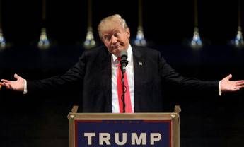 Tenta di strappare la pistola a un poliziotto per uccidere Trump: arrestato Tenta di strappare la pistola a un poliziotto per uccidere Trump: arrestato