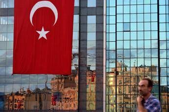 Perdonare lo stupratore se sposa la vittima, proteste in Turchia contro l'Akp Perdonare lo stupratore se sposa la vittima, proteste in Turchia contro l'Akp