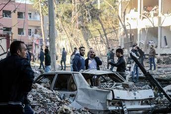 Turchia, autobomba a Diyarbakir: otto morti Turchia, autobomba a Diyarbakir: otto morti