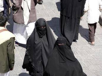 Arabia Saudita, multe per lavoratrici che violano codice di abbigliamento Arabia Saudita, multe per lavoratrici che violano codice di abbigliamento