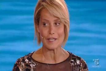 Simona Ventura replica a Bettarini e attacca Signorini: Auguro a Stefano di rifarsi una vita /Video Simona Ventura replica a Bettarini e attacca Signorini: Auguro a Stefano di rifarsi una vita /Video