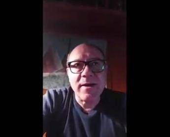 Era giusto farlo, Verdone sbarca su Facebook e augura buon anno ai fan /Video Era giusto farlo, Verdone sbarca su Facebook e augura buon anno ai fan /Video