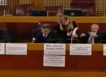 Tensione tra governatore Abruzzo e consigliera M5S, immagini fanno giro del web /Video Tensione tra governatore Abruzzo e consigliera M5S, immagini fanno giro del web /Video