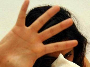 Picchia selvaggiamente la compagna e si barrica in casa col figlio di 16 mesi: arrestato Picchia selvaggiamente la compagna e si barrica in casa col figlio di 16 mesi: arrestato
