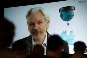 Il commento di Assange dopo l'archiviazione: non potrò perdonare