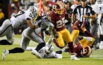 Football Nfl, giocatori si inginocchiano contro Trump: polemiche negli Usa Football Nfl, giocatori si inginocchiano contro Trump: polemiche negli Usa