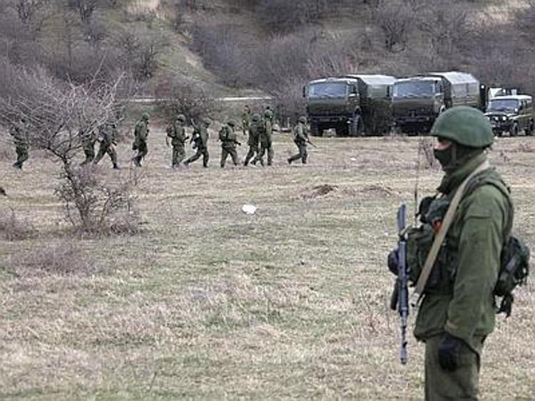 Ucraina, al via il ritiro dei militari russi al confine. Medvedev in visita in Crimea