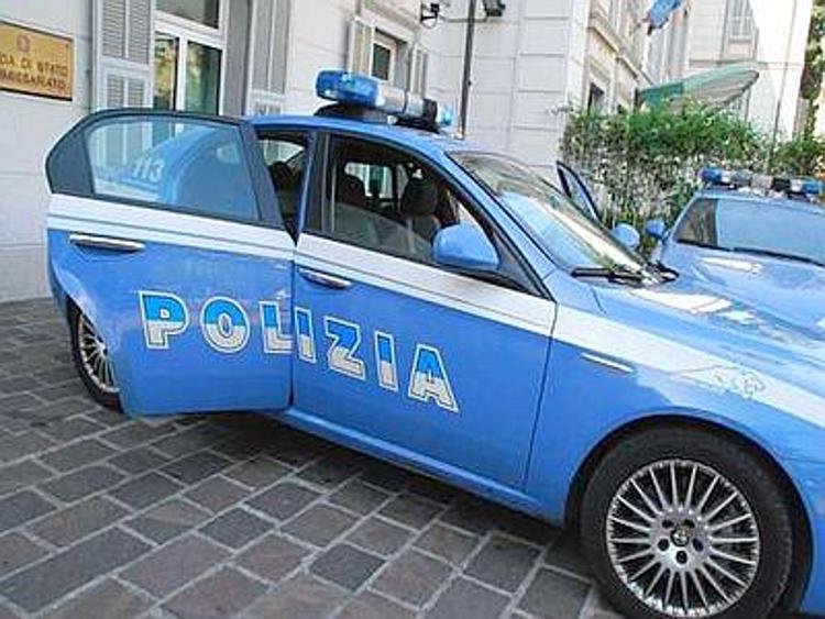 Roma, spara a due ragazzi che giocano a pallone in cortile: arrestato