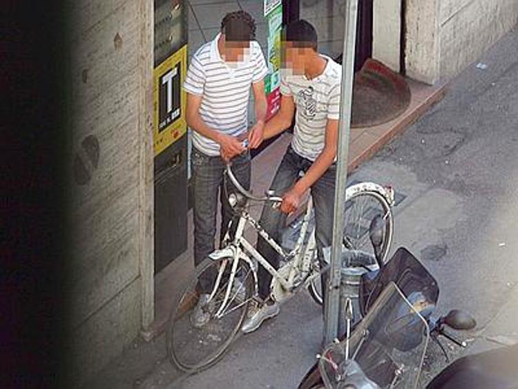 Treviso, spacciavano droga a cinque coetanei: denunciati due 15enni