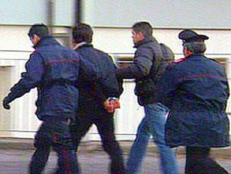 Picchia i genitori per soldi, giovane arrestato dai Carabinieri a Canosa