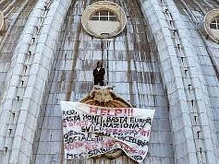 Seconda notte sulla cupola di San Pietro, la protesta dell'imprenditore triestino