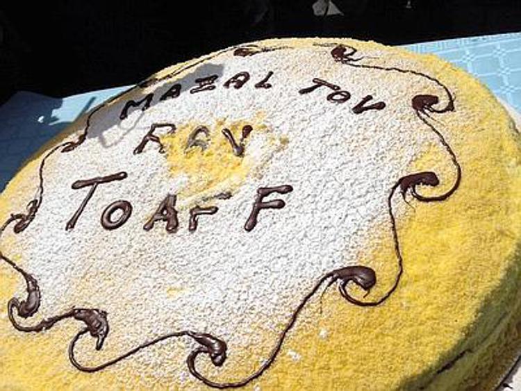 I 99 anni del rabbino Toaff, festa con 700 giovani e torta da 20 kg sotto alla finestra