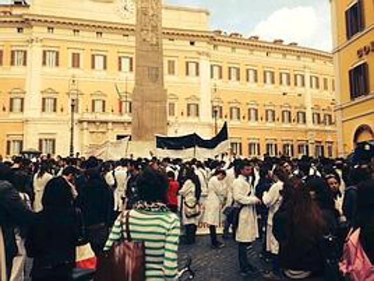 Giovani medici in piazza con biglietto aereo, in Italia senza futuro