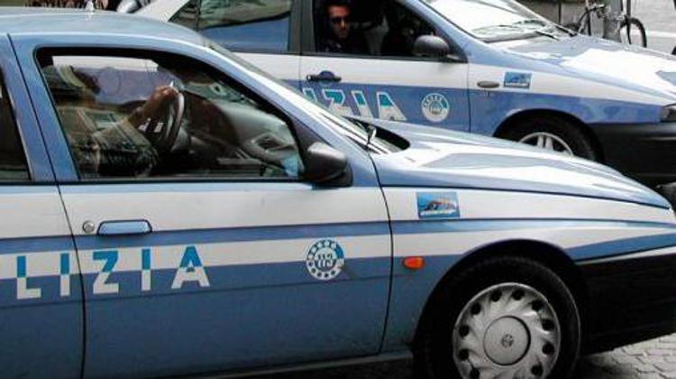 Milano, crolla balcone in via Lorenteggio: Polizia locale transenna area