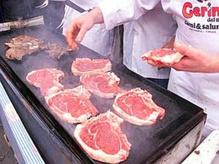 Troppa carne rossa da giovani aumenta il rischio di cancro seno