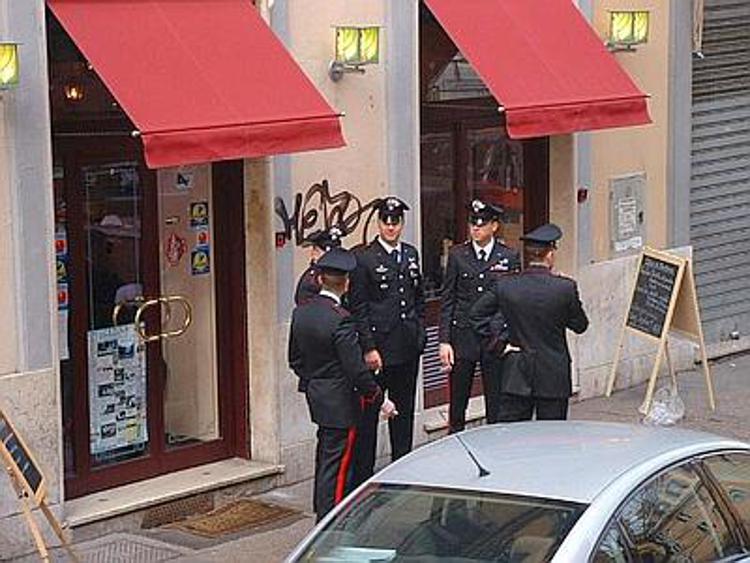 Modena, gestore hotel abusa di giovane cliente: arrestato
