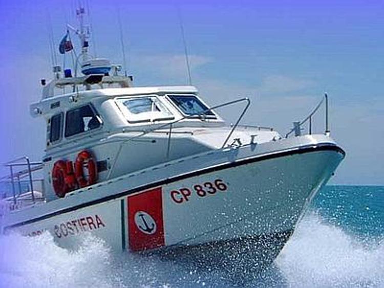 Ischia, imbarcazione a fuoco: passeggeri salvati da Guardia costiera