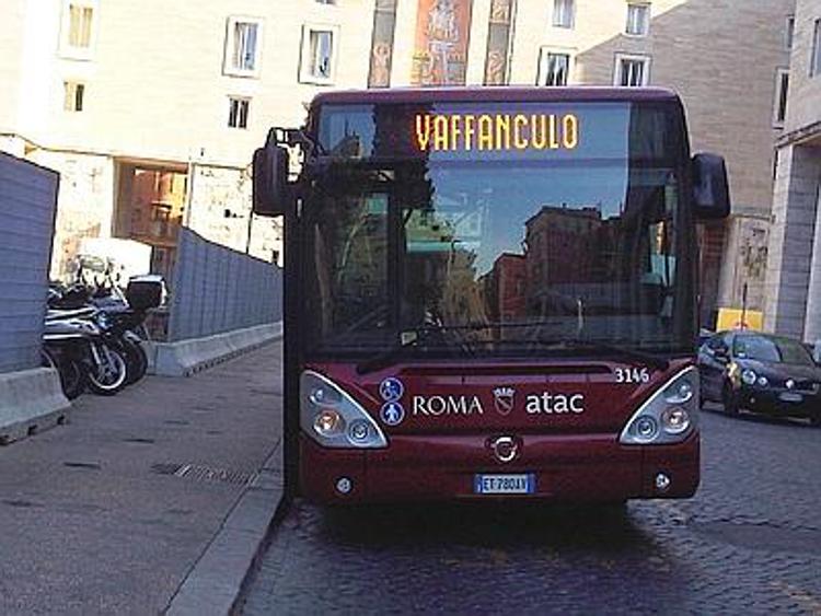 Un 'vaffa..' al posto del numero. In pieno centro di Roma bus con display choc