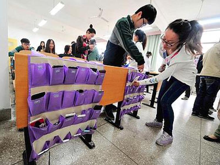 Cina, cellulari 'sequestrati' prima della lezione per studenti più attenti/Foto