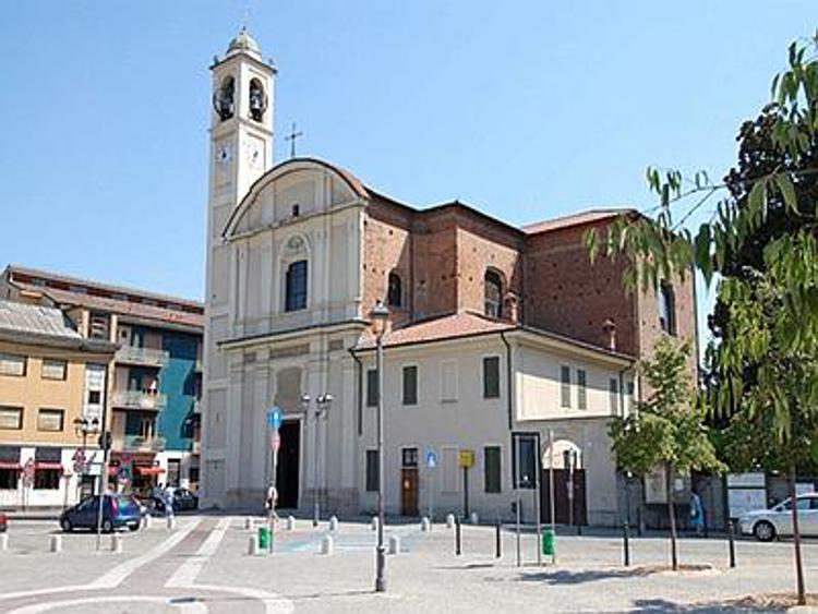 Milano, derubano anziana mentre prega in chiesa: arrestati in tre